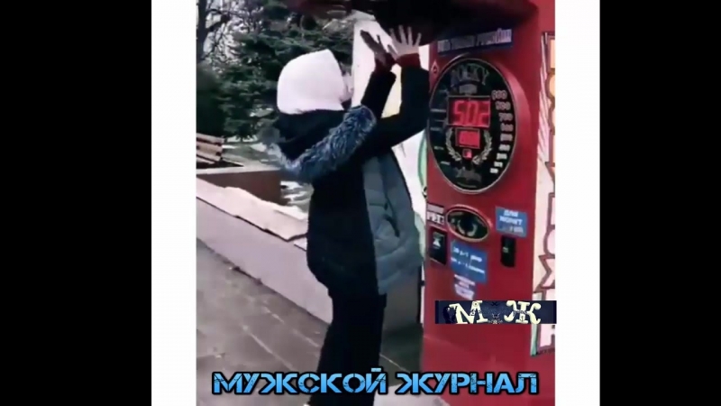 Девушка выбивает грушу