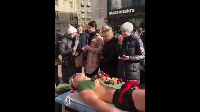 Кормили porn video – На крещатике 8 марта по европейски кормили женщин