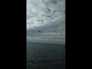 В аккаунте военно морских сил украины в facebook опубликовали видеозапись пролета якобы принадлежащего россии истребителя су 27