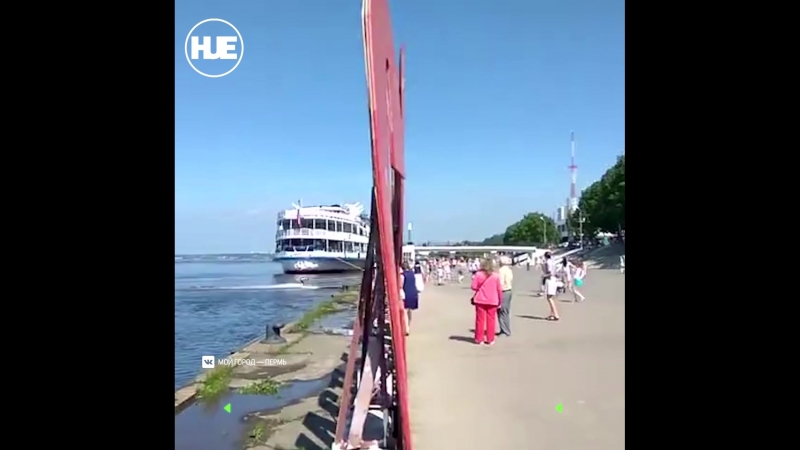В перми моторка потеряла управление и врезалась в причал