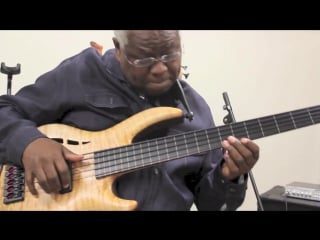Abraham laboriel tries out his new wyn fretless