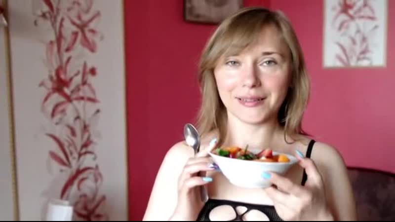 Кушает клубничку со спермой и не только / eats strawberries with sperm