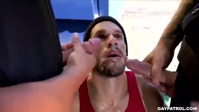 Los policías gay castigando delicioso a un chico