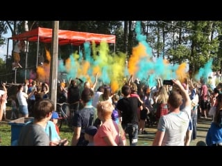 Фестиваль красок в коммунаре в минувшее воскресенье в нашем городе прошло музыкально красочное событие молодежь, взрослые и де