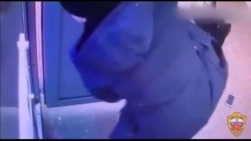 В москве мужчина прямо в переходе метро приставил к горлу незнакомой девушки нож и потащил её к туалету