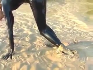 Supergirl walking on the quicksand video seo
