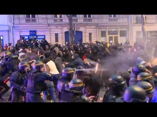 Live proteste gegen rentenreform in paris setzen sich fort