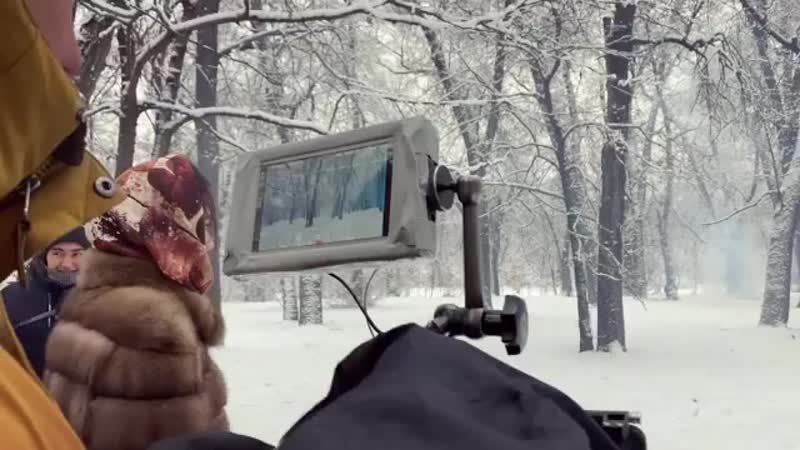 Жанар дугалова издеи режиссёра во время съёмок