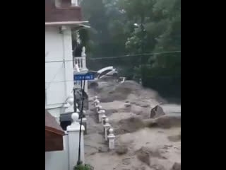 ⛈ поплыла ялта