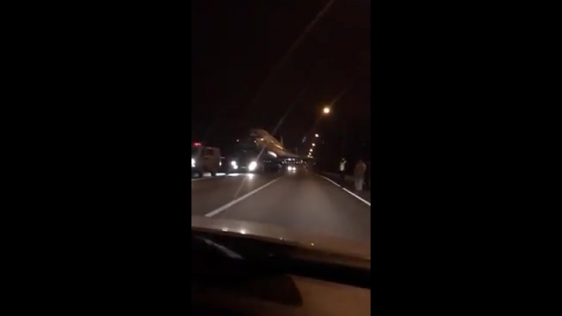 В караганде по дороге буксировали пассажирский самолет