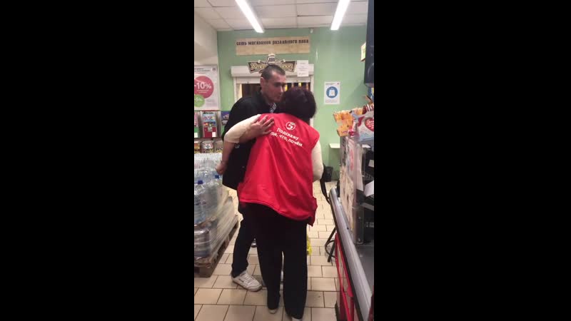 Бухая русская плюнула в лицо кассирше грузинке («пятёрочка», москва)