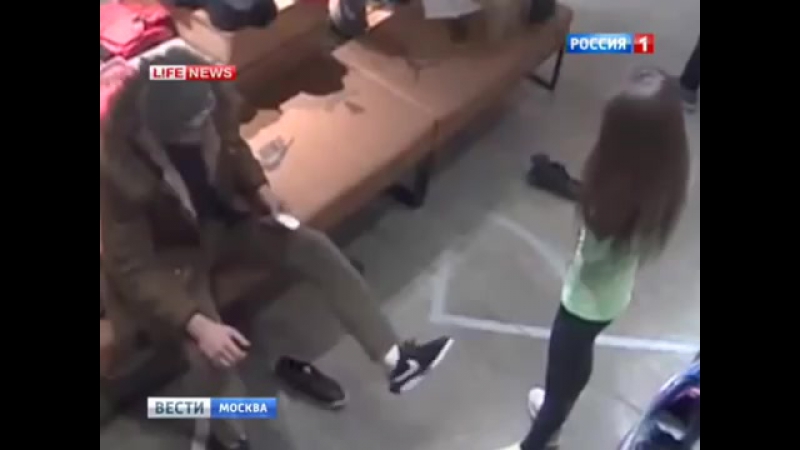 Каазец заставляет девушку продавца его разуть и обуть за отказ избивает