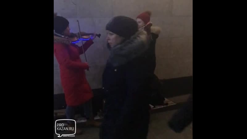 Девушки играют в казанском метро