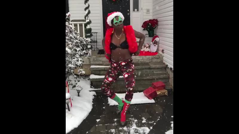 Новогодняя афроамериканочка веселится на приусадебном участке их нравы моя планета
