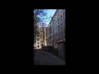 Мужчина бросает кирпичи с крыши в центре иванова