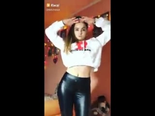 Школьница сексуально танцует и показывает себя kwai, periscope пошлое раздевается на камеру