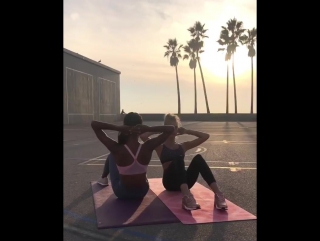 Joja take your workout outside with your buddy!☀️🌴 #partnersitups! 3 sets of 30 💪🏾 #jojalife