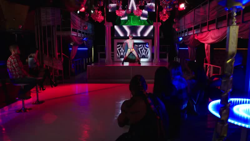 Павел деревянко танцует стриптиз