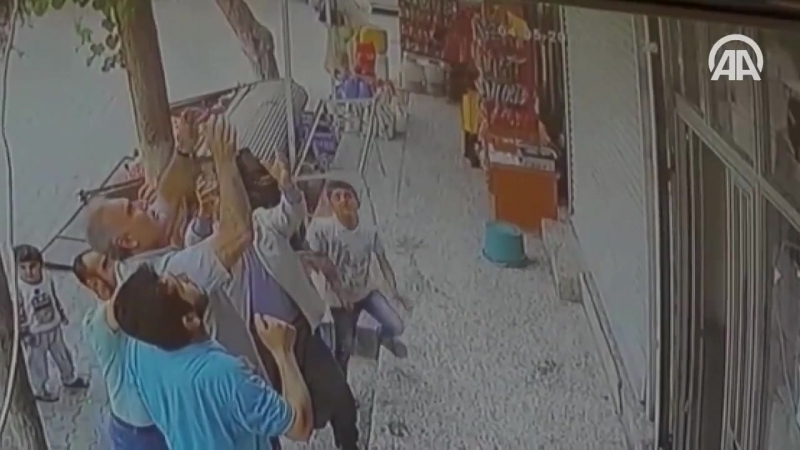 Поймал упавшего ребёнка