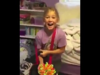 Девочке подарили котёнка, она обрадовалась и расплакалась