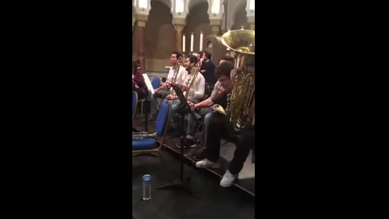 Задает тон всему оркестру