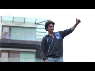 Shahrukh khan greeting fans on eid outside mannat