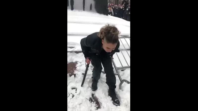 За сопротивление омону и присвоение резиновой дубинки задержана уроженка украины ольга бендас, ставшая звездой соцсетей