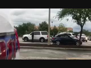 Сша полицейские застрелили мужчину пытавшегося убавить звук на автомагнитоле