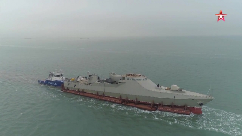 Новейший корвет вмф россии проходит под крымским мостом