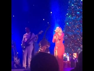 Mariah carey o holy night (live at beacon teather) (dec 4, 2017)