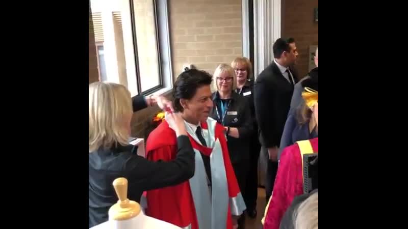 [video] when srk was getting ready for his honorary doctorate degree from @latrobe university 5th doctorate for srk