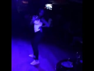 Парень срывает дее целку на глазах у её брата