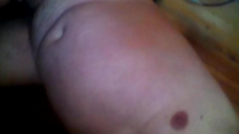 сынок лижет писю у мамы Блядская семейка! сынок лижет маме писю, а папа ещё вафлит! watch online