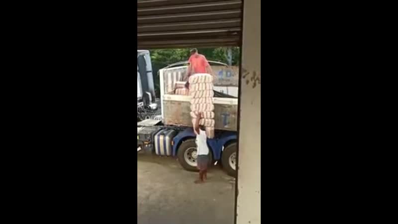 Зачем погрузчик, когда есть ахмед