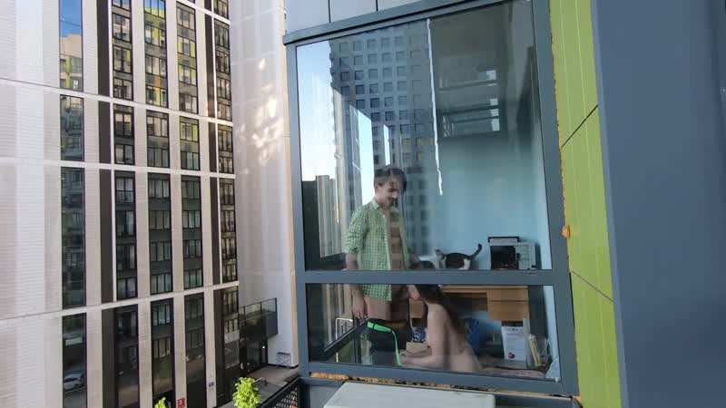 Подглядывает за соседями публичный секс на балконе (минет, в рот, няшка ) )