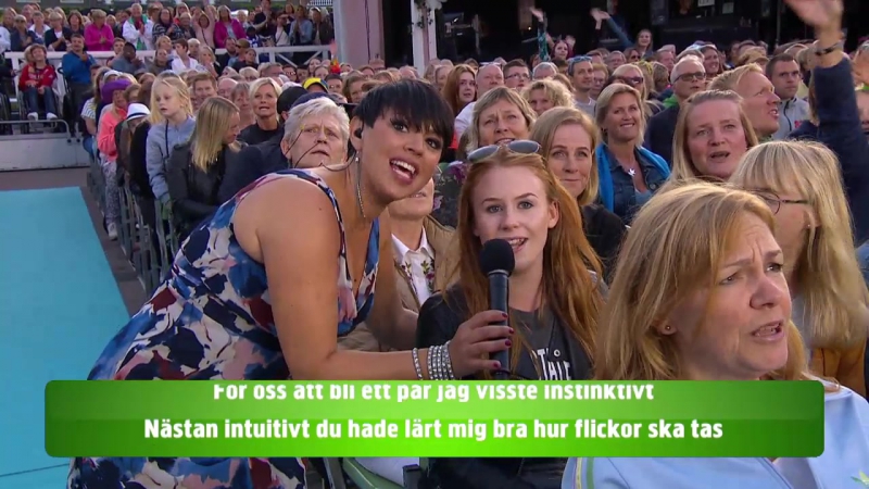 Lotta engberg, back up singers and the audience upp över min öron (lotta på liseberg )