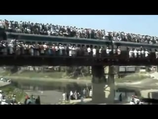 Переполненный поезд в бангладеш crowded train in bangladesh