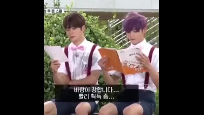 The difference between how jaehyun and taeyong sit