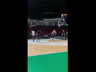 Разминка команды в «баскет холле» mov