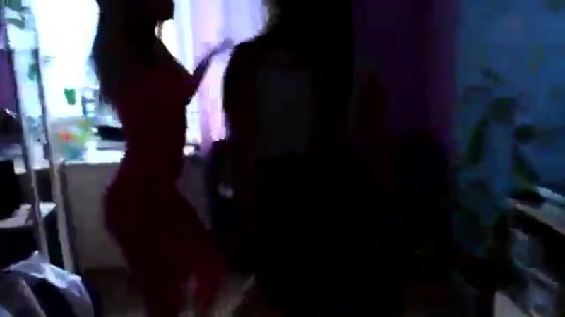 Подруги танцуя малость увлеклись