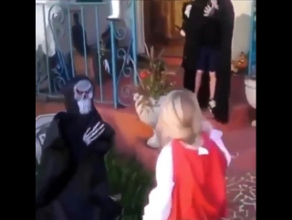 Decoration scares her brother and so little sister protects him aww #9gag @9gagmobile