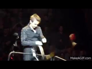 Matt bellamy, siempre tratando con delicadeza a sus guitarras #muse #boston