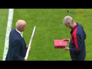 The boss receives an unusual gift before kick off com/newsarsenal