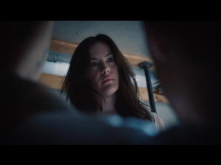 Liv tyler снимает трусики и садится на член парня