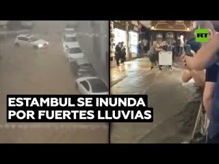 Fuertes lluvias inundan las calles en estambul