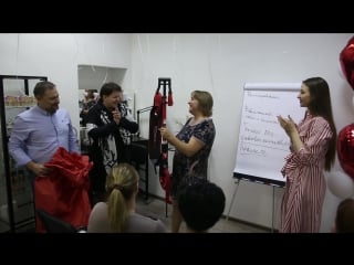 Вручение подарка на открытии офиса aroma charm