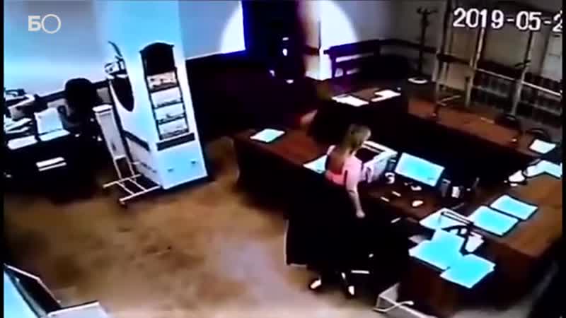 Появилось видео побега осужденного из зала суда в казани