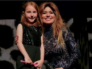 Six year old regina girl shares stage with shania twain (saskatoon, canada may 12, 2018) [rus sub]