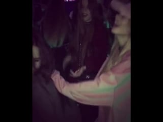 Алёна краснова устроила с подругой в клубе грязные танцы