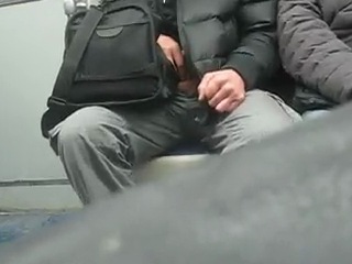В Петербурге заметили мужчину, прилюдно мастурбирующего в метро